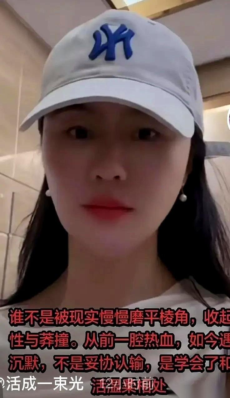 全网为她的事吵了一周。
李雨禅脸上挂了彩，白良村的名声被踩在脚底，两拨网友在评论