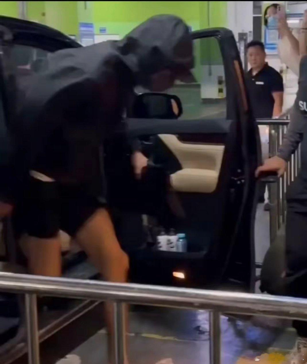 今天新鲜的肖战，肖战裤子好短好短，没有让你们看脸，让你们看腿了，算不算福利？ ​