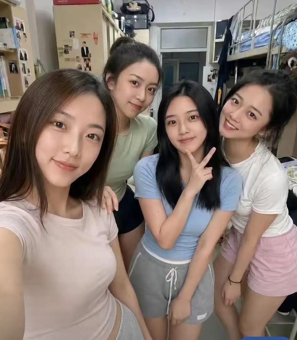 大学宿舍四朵金花，你觉得谁最好看？
 
大学寝室四位闺蜜同框，简简单单的宿舍日常