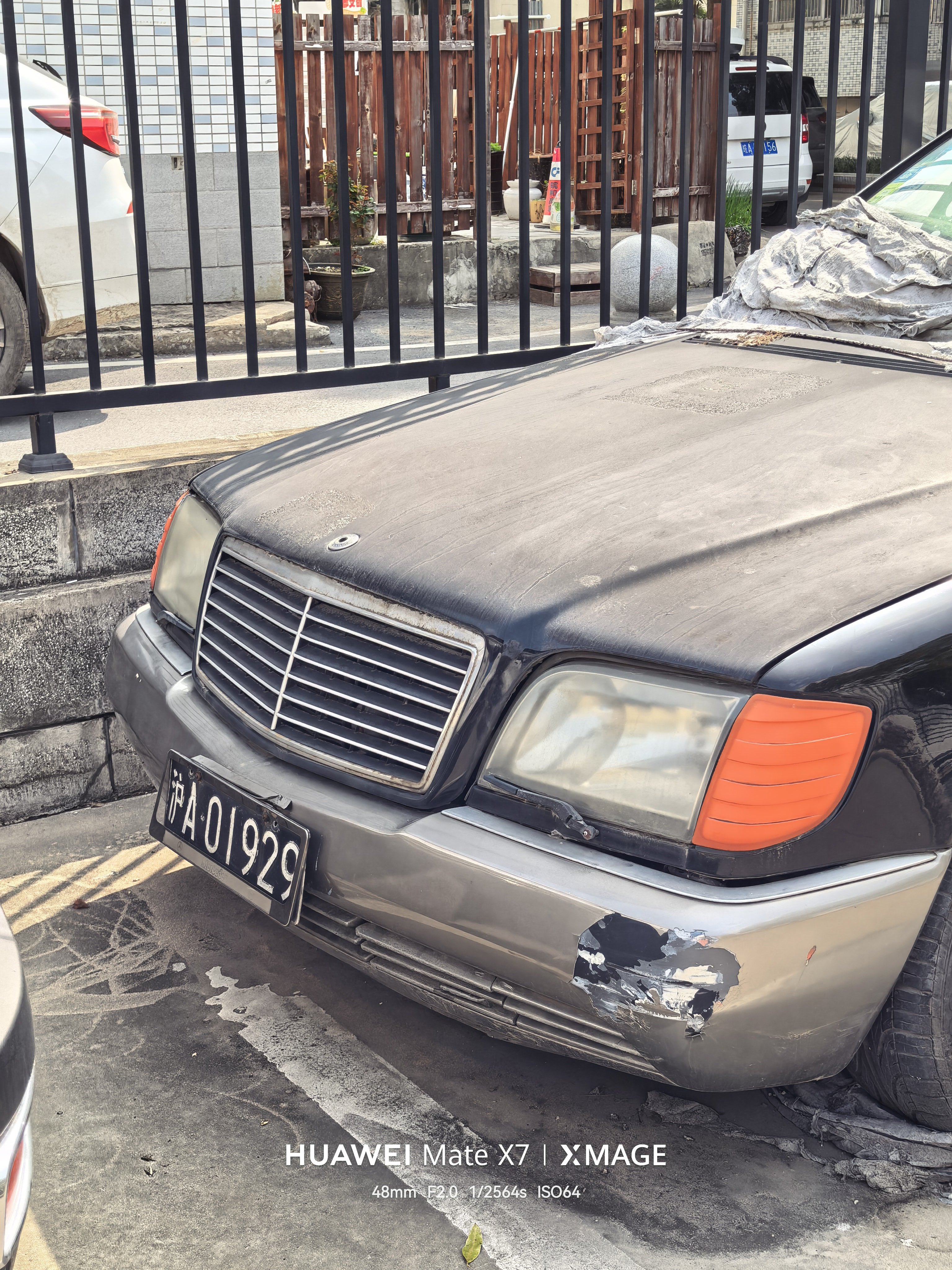 好好的沪A黑牌虎头奔，可惜了长期停在路边车位还被人刮蹭了不少，奔驰立标都丢了。。