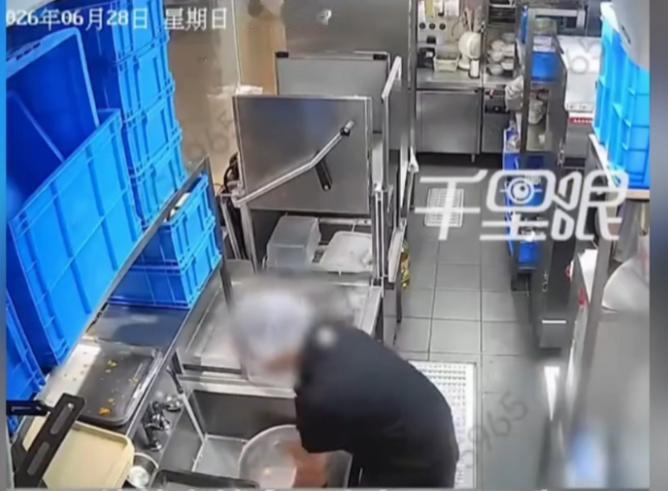 啥人都有！上海，女子去相亲男子家里过端午，看到男子年近70岁的母亲一直在厨房做饭