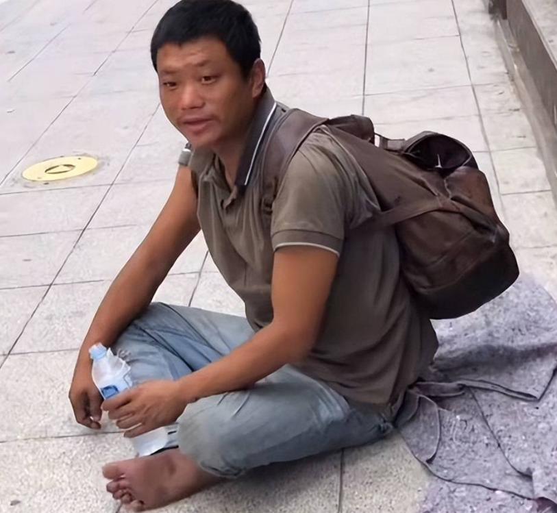 “我不配回中国，没脸见人”，他流落巴西街头，靠乞讨为生，当大使馆找到他时，他却死