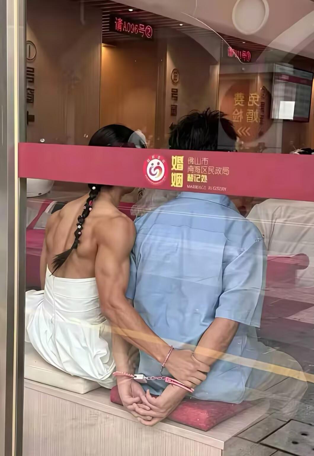 谁知道这是来离婚的还是来结婚的？