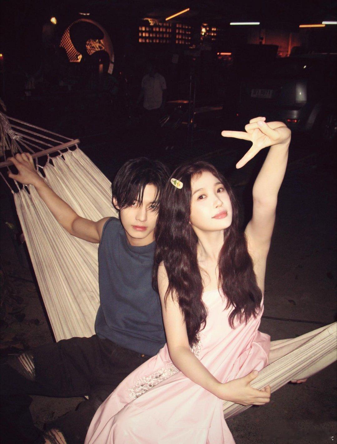 双轨导演辟谣使用原著大结局虞书欣的夹子音和何与的冷脸演法越看越上头，泳池吻、雨夜