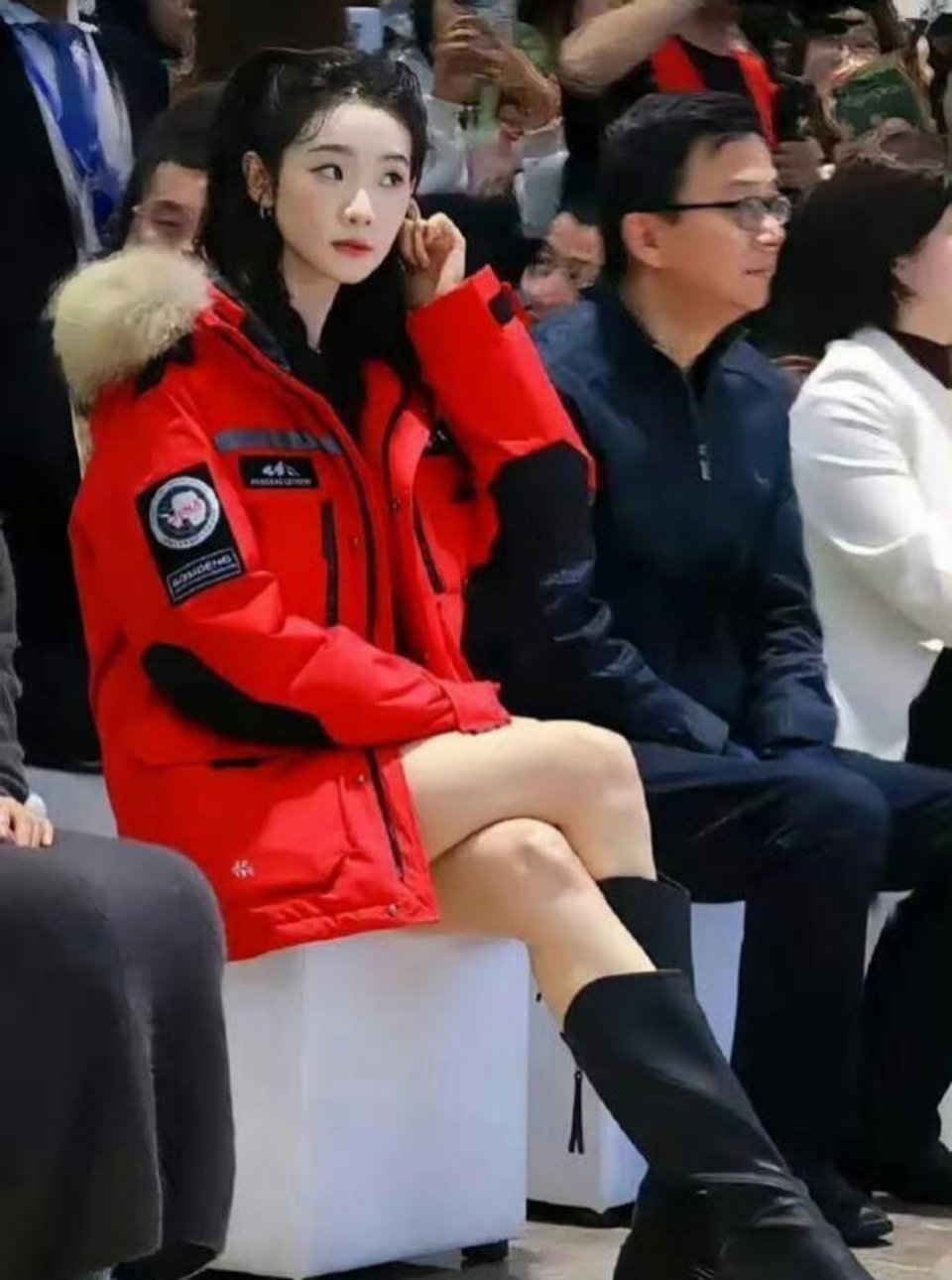 原来有人跷二郎腿可以踩到地上 