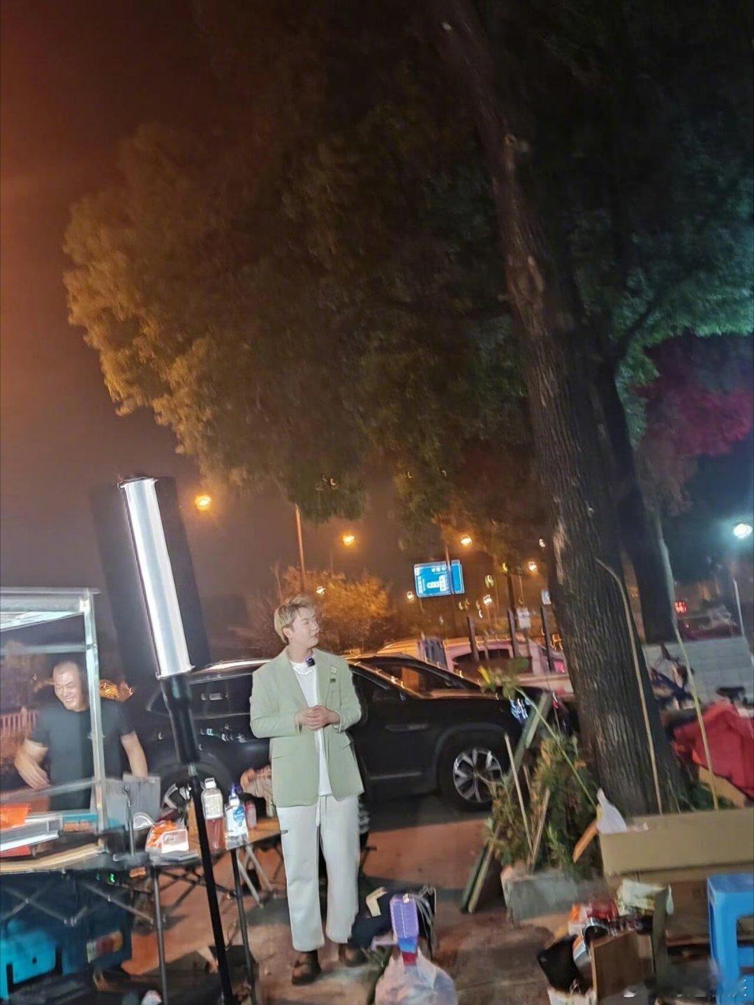 董岩磊回应转行做网红《偶像练习生》董岩磊现身直播，大方聊转型网红，线下互动粉丝超