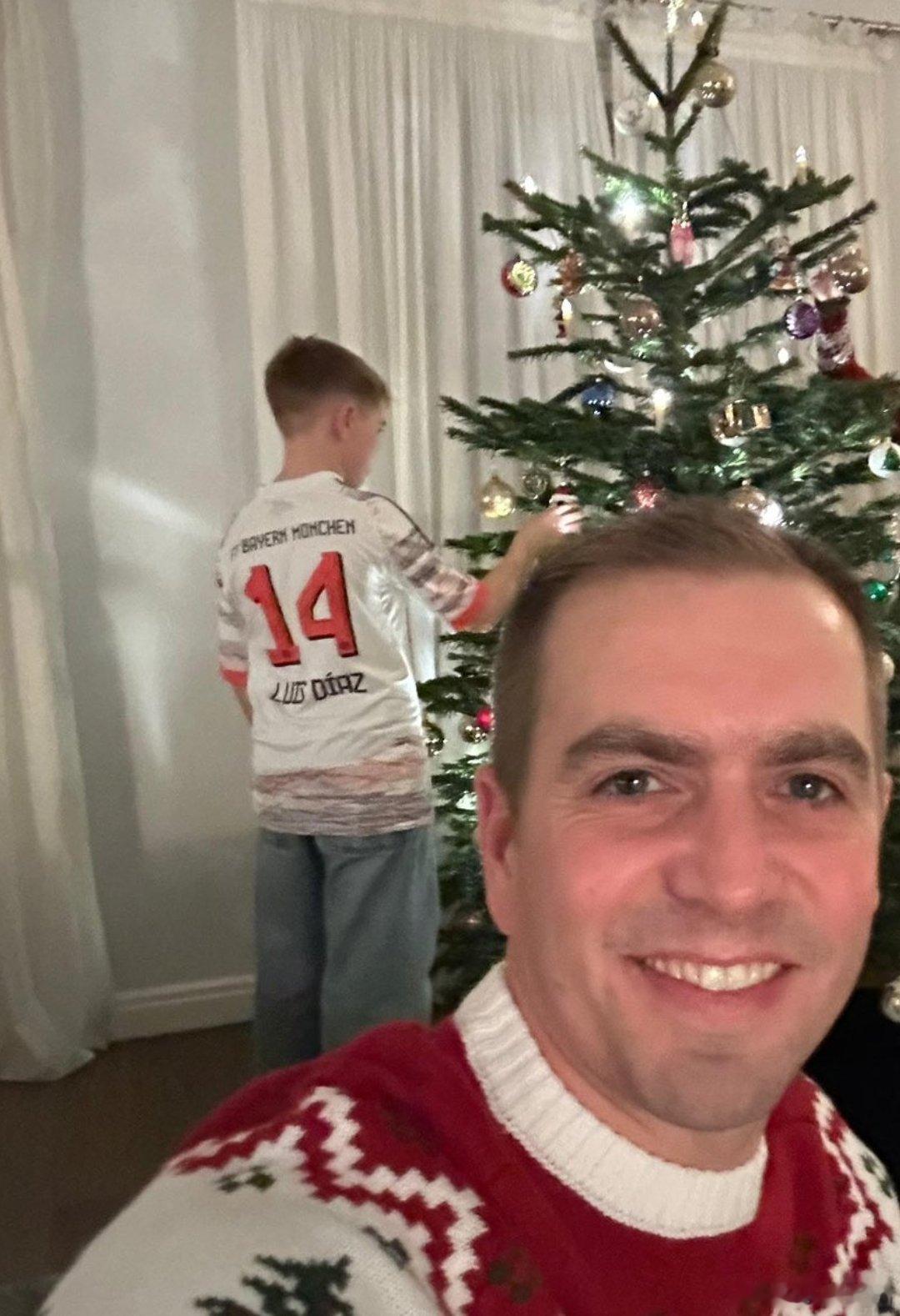 菲利普·拉姆的兒子穿著路易斯·迪亞茲的球衣❤️🤍🇩🇪🇨🇴 