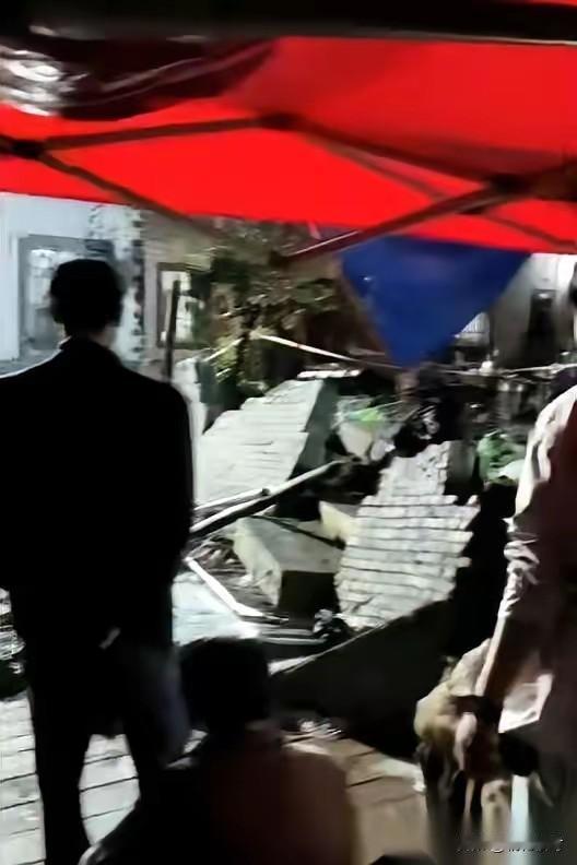 25岁的姑娘，金融系高材生，刚毕业前途一片大好，回老家参加葬礼吃席，竟然就这么没