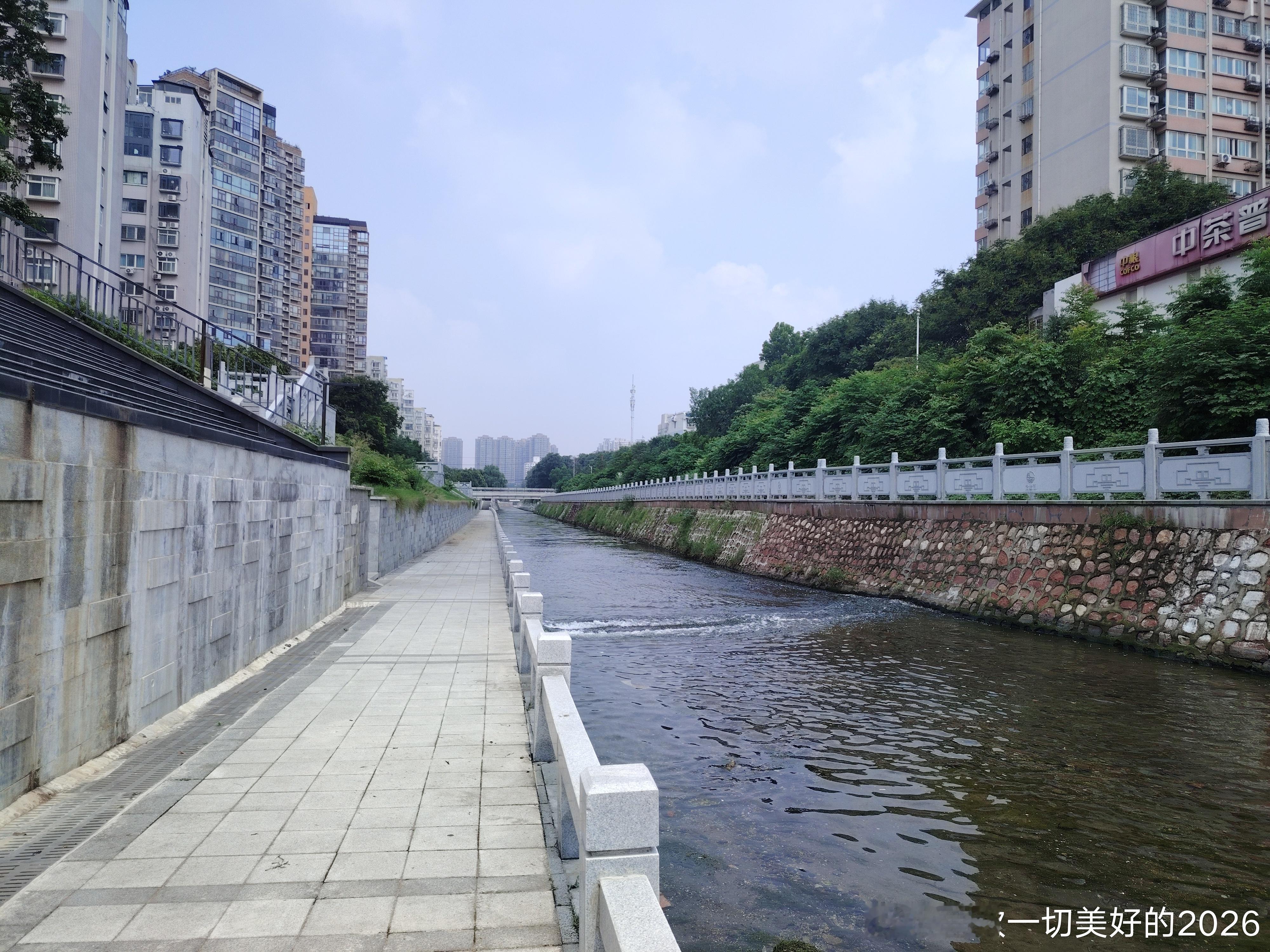 跑河六公里 