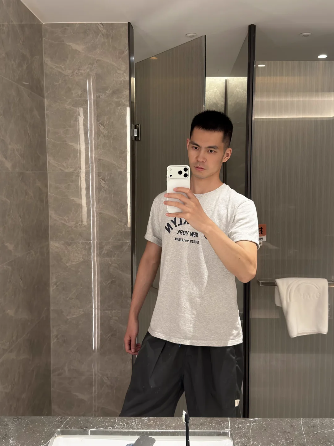 解锁一个人住酒店