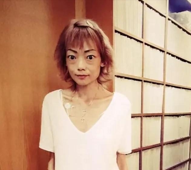 谁能想到，2000年放弃牛津风光嫁入豪门的模特伍智恒，8年婚姻竟做了10次肠胃切