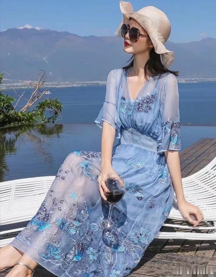 专家称判断肥胖关键要看腰围气质这东西，藏在细节里。女生一旦小腹隆起，即便四肢纤细