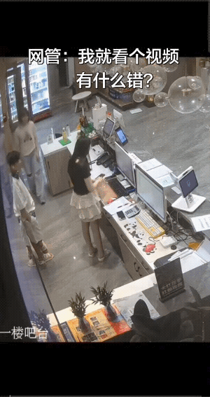 女孩给男孩的耳光很响亮，女孩转身动手毫不犹豫。
男孩挨了一耳光后，根本就没有还手
