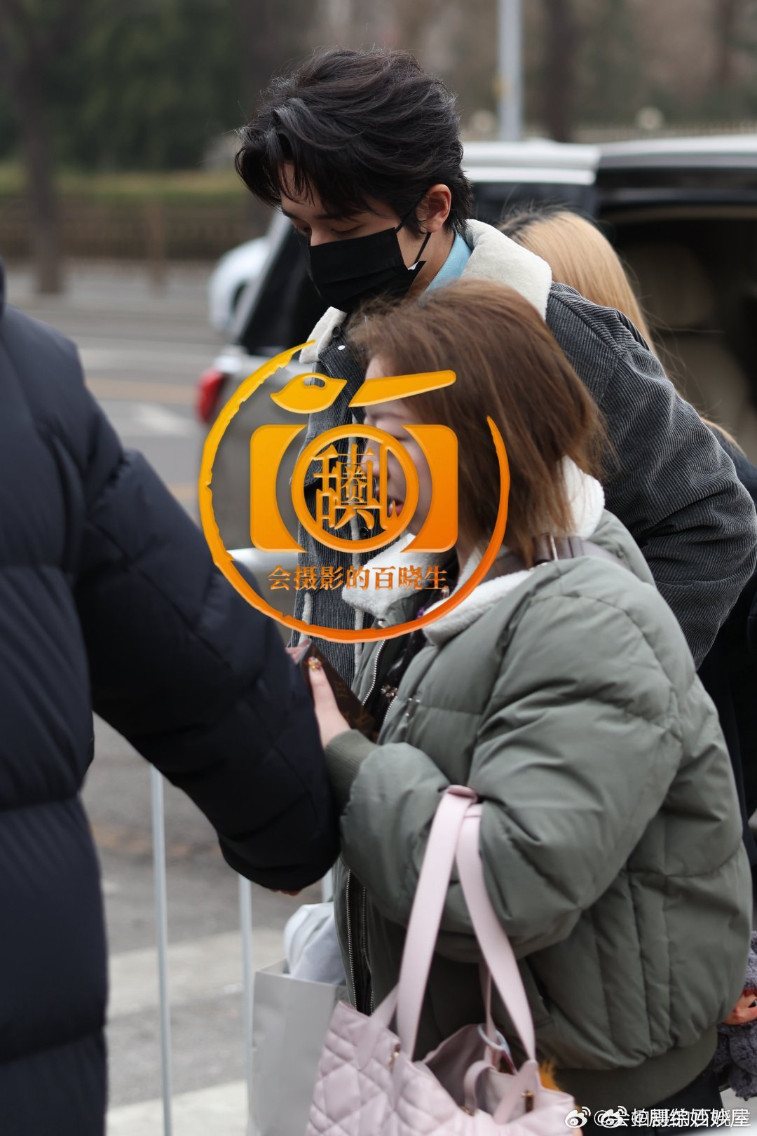 张新成现身马年春晚彩排了感觉比前段时间状态好了点儿