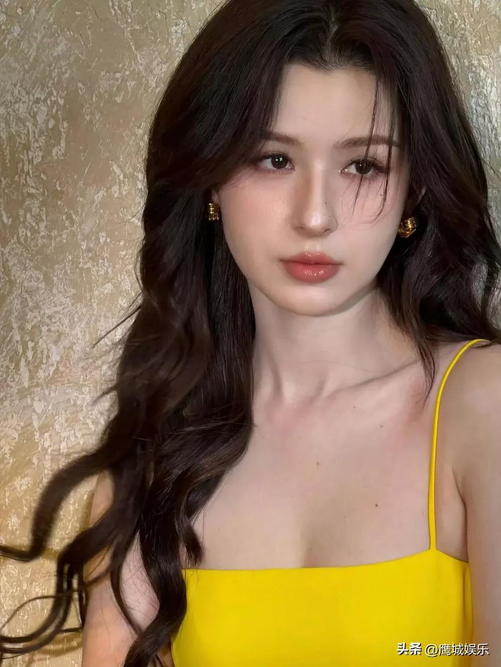 哈妮克孜最新大片惊艳释出！一袭明黄吊带裙衬出绝佳气质，从精致眉眼到曼妙身姿，完美