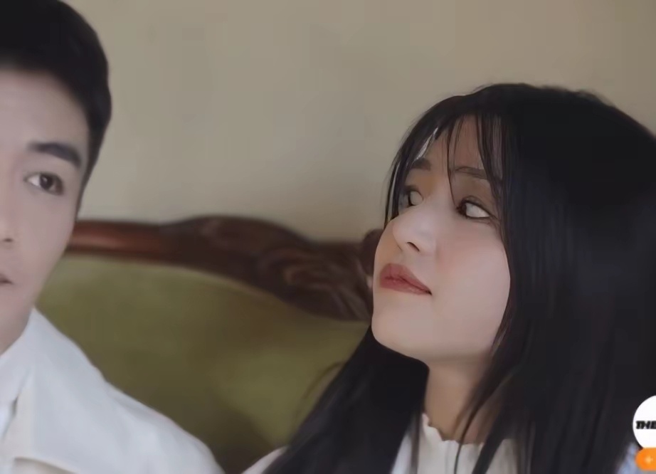 陈晓当初是被她这双会说话眼睛吸引的吧。 ​​​