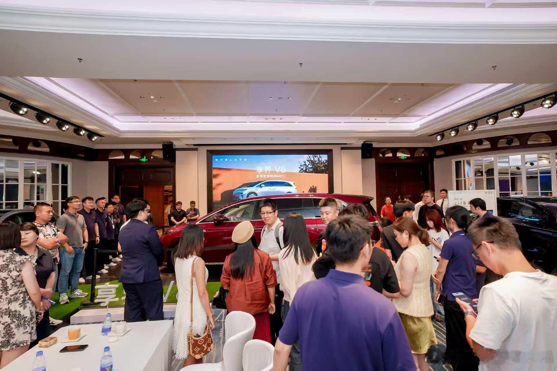 家庭智慧旗舰MPV享界V8 开启预订72小时，销量突破8200台。新车预售价32