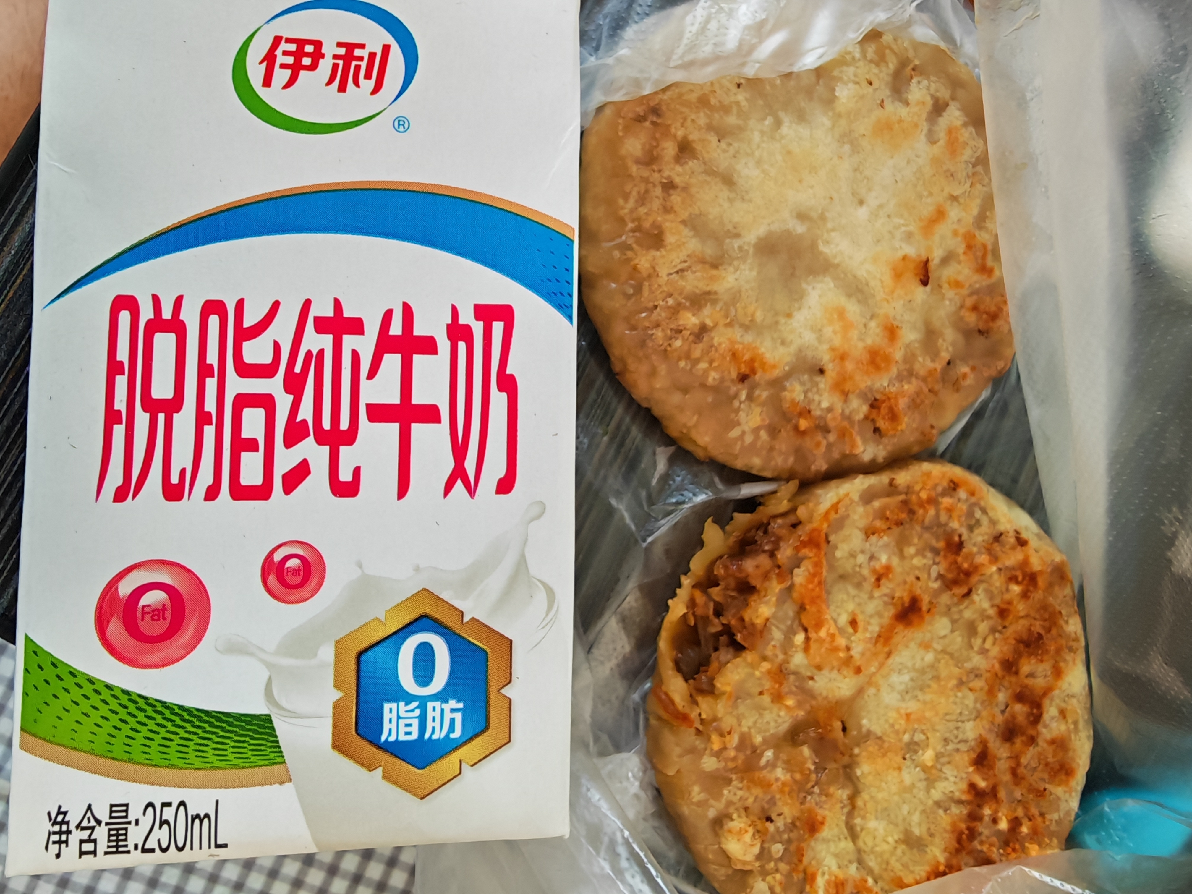 西班牙冠军吃两个牛肉饼，一个脱脂奶，又是满满能量的一天，我能行，我可以，我最棒。