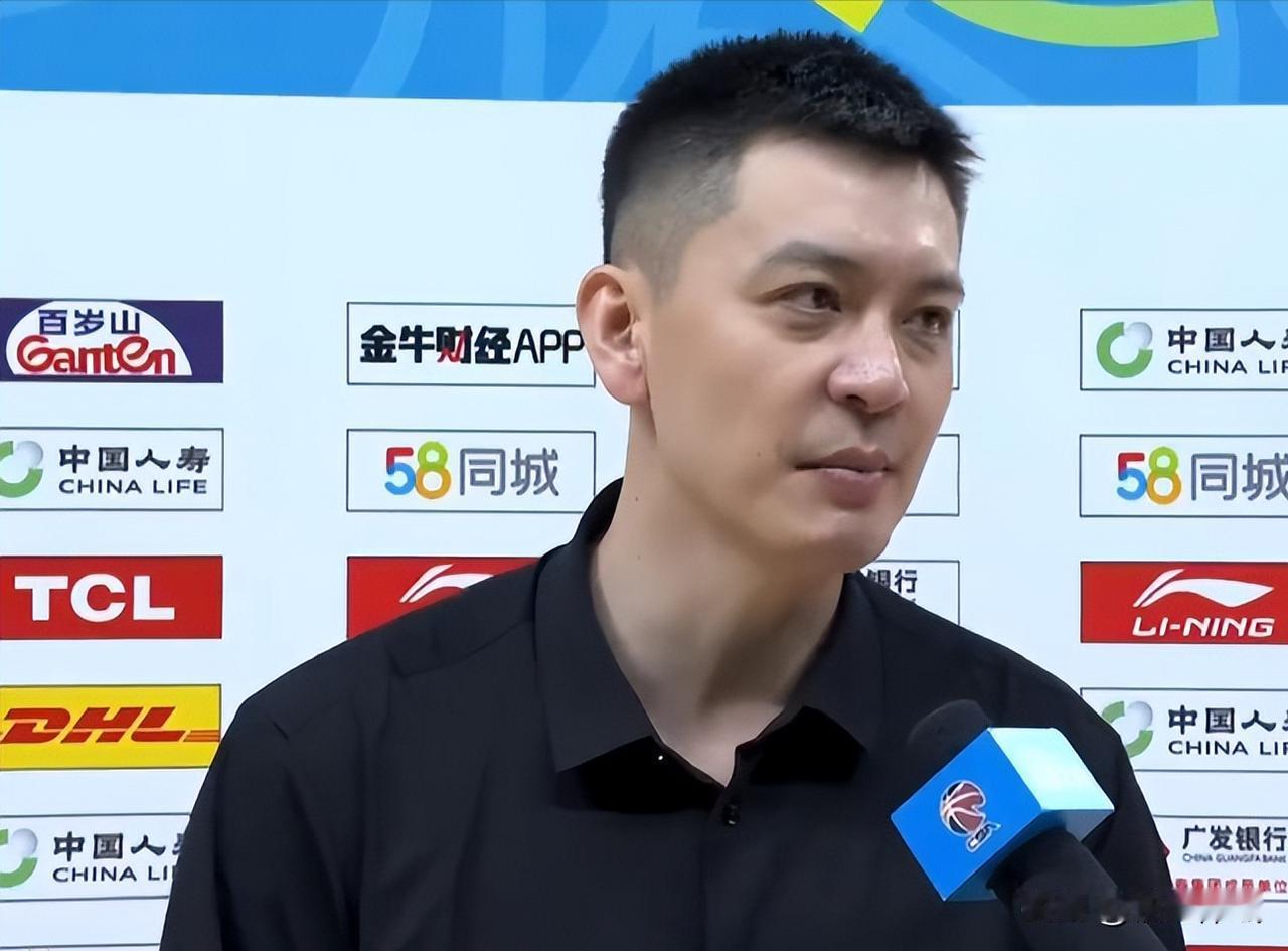 杨鸣今晚被打懵了，整个下半场似乎变成了一截木桩。

非常少见，今晚的杨鸣完全被打
