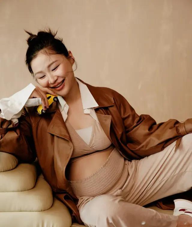 #金靖孩子随自己姓#跳过官宣恋情和结婚喜讯的金靖，在今年4月底却大方官宣了怀孕消
