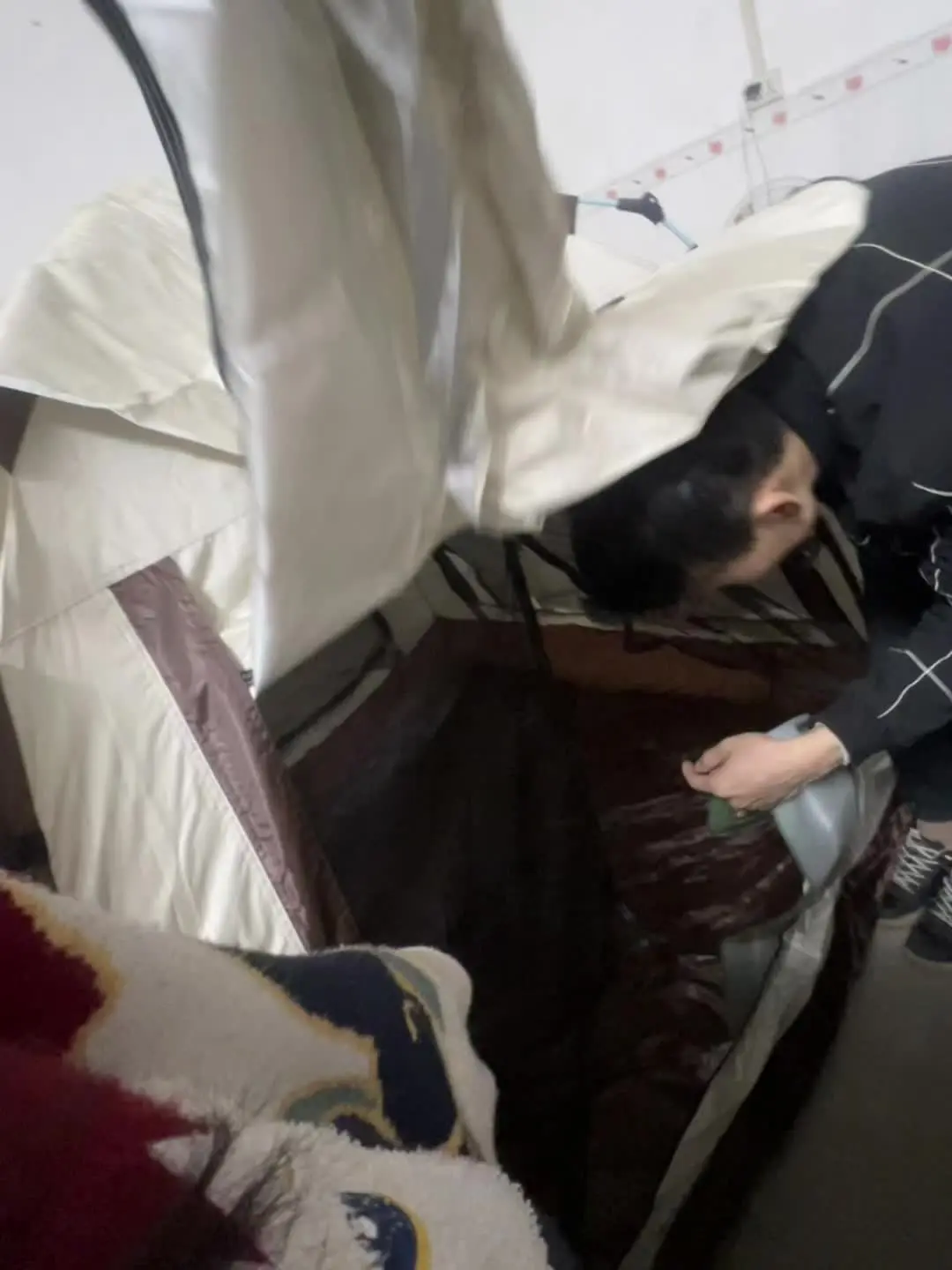 🤭告诉你们个好消息   原本举办颁奖他自己去拿的，后面宣传小品各种各...