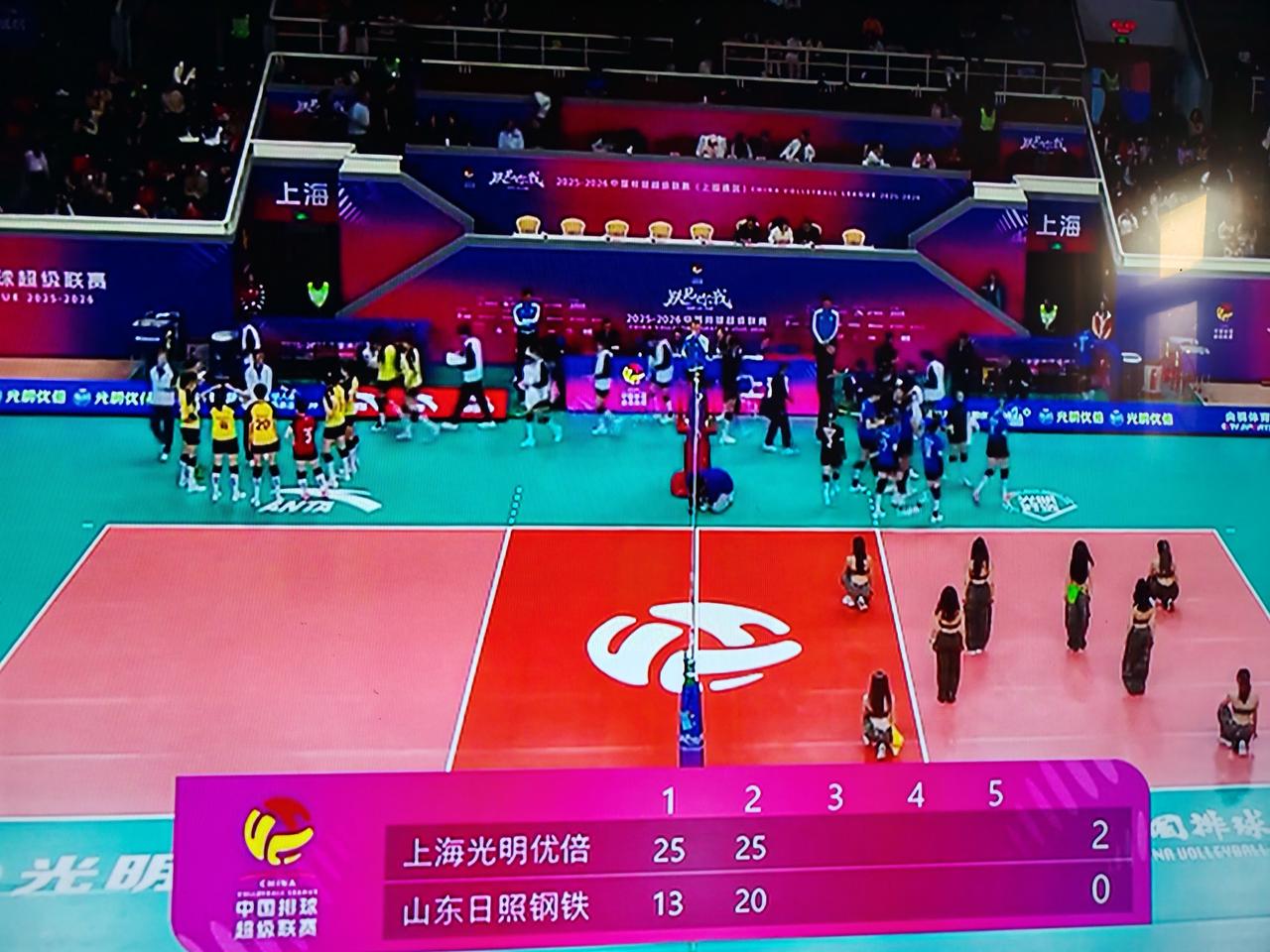 女排排超联赛半决赛第二场，上海女排对阵山东女排，上海女排25：13轻松拿下第一局