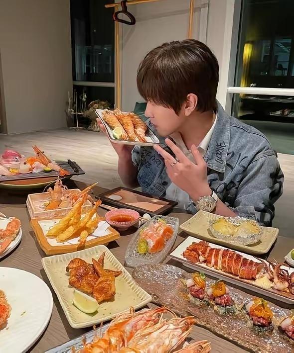 白冰的人生简直大起大落。
从月薪四千的发廊小哥，逆袭成年入千万的探店顶流，凭蟹黄