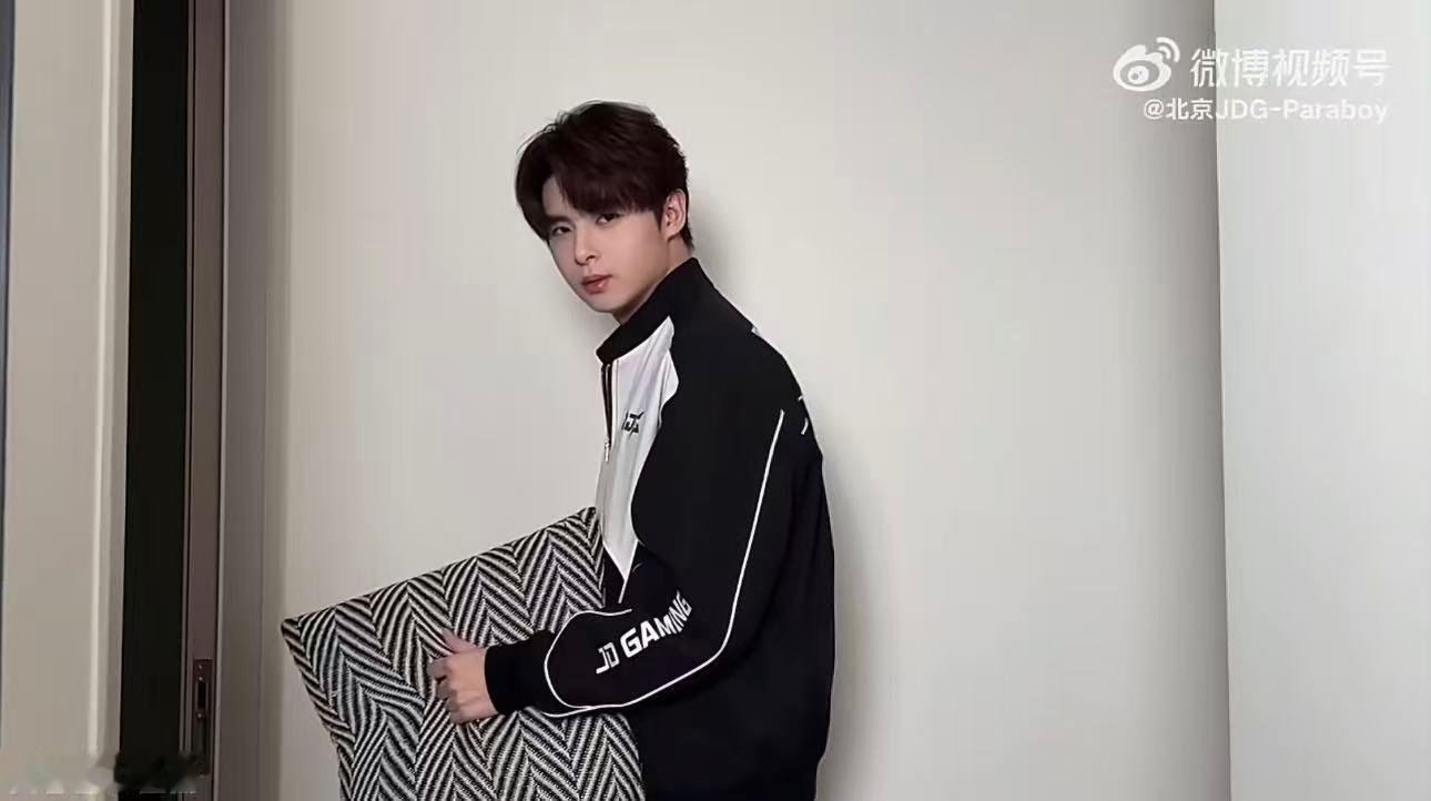 伞兵丝滑的AI转场氛围感直接拉满，伞兵的AI转场流畅又高级，动作卡点极度舒适，颜