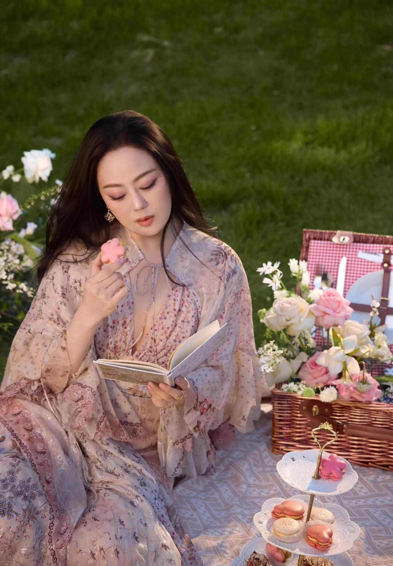 章小蕙才是碎花裙的正确打开方式！
烟粉碎花长裙+黑长卷发，复古又贵气，完全不土气