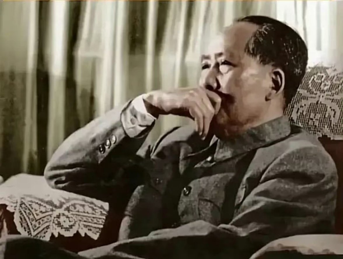 毛主席说：人家恭维你抬举你，这有一样好处，就是鼓励你上进；但有一样坏处，就是易长