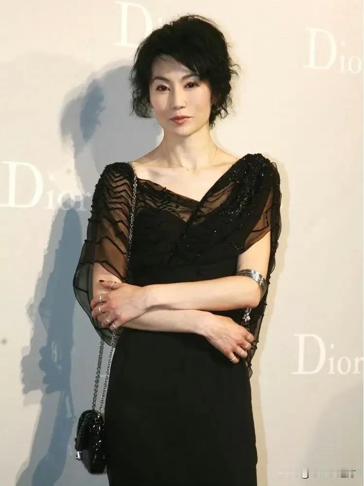 2010年迪奥上海大秀红毯上的张曼玉 ​！
#张曼玉的美#