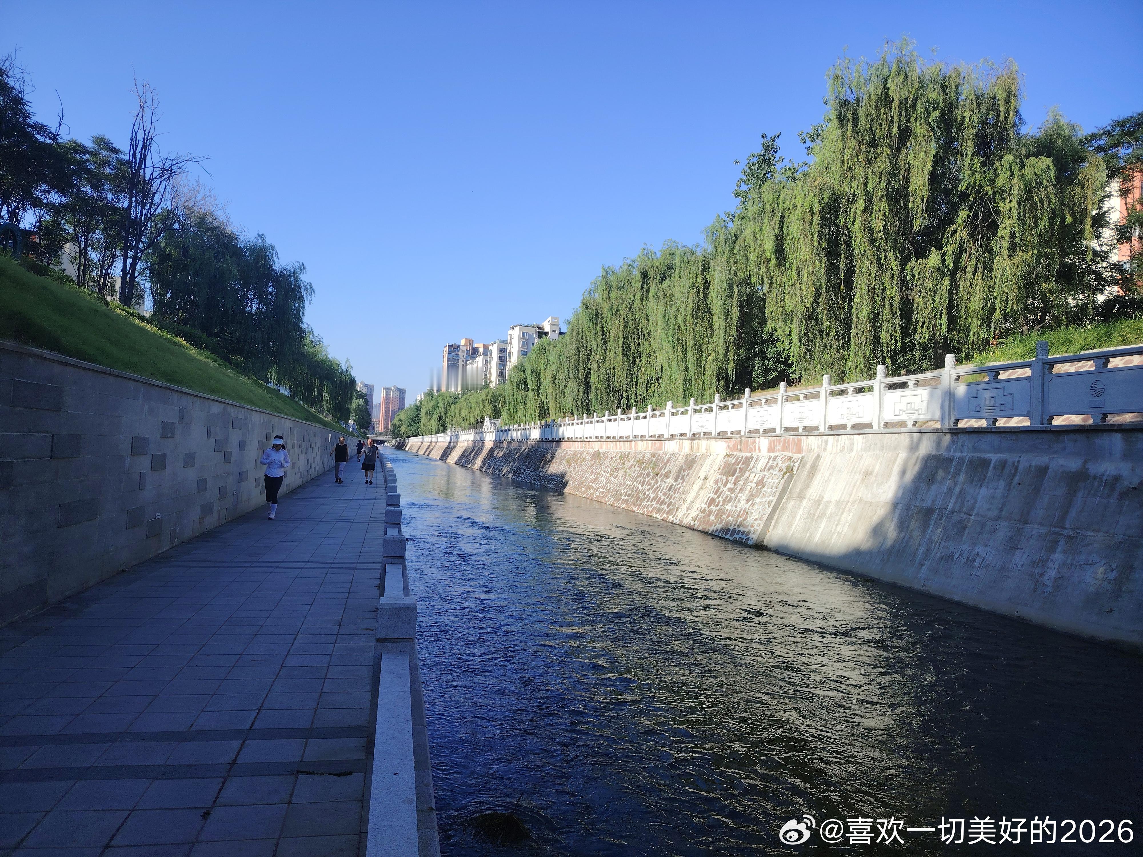 跑河六公里。 