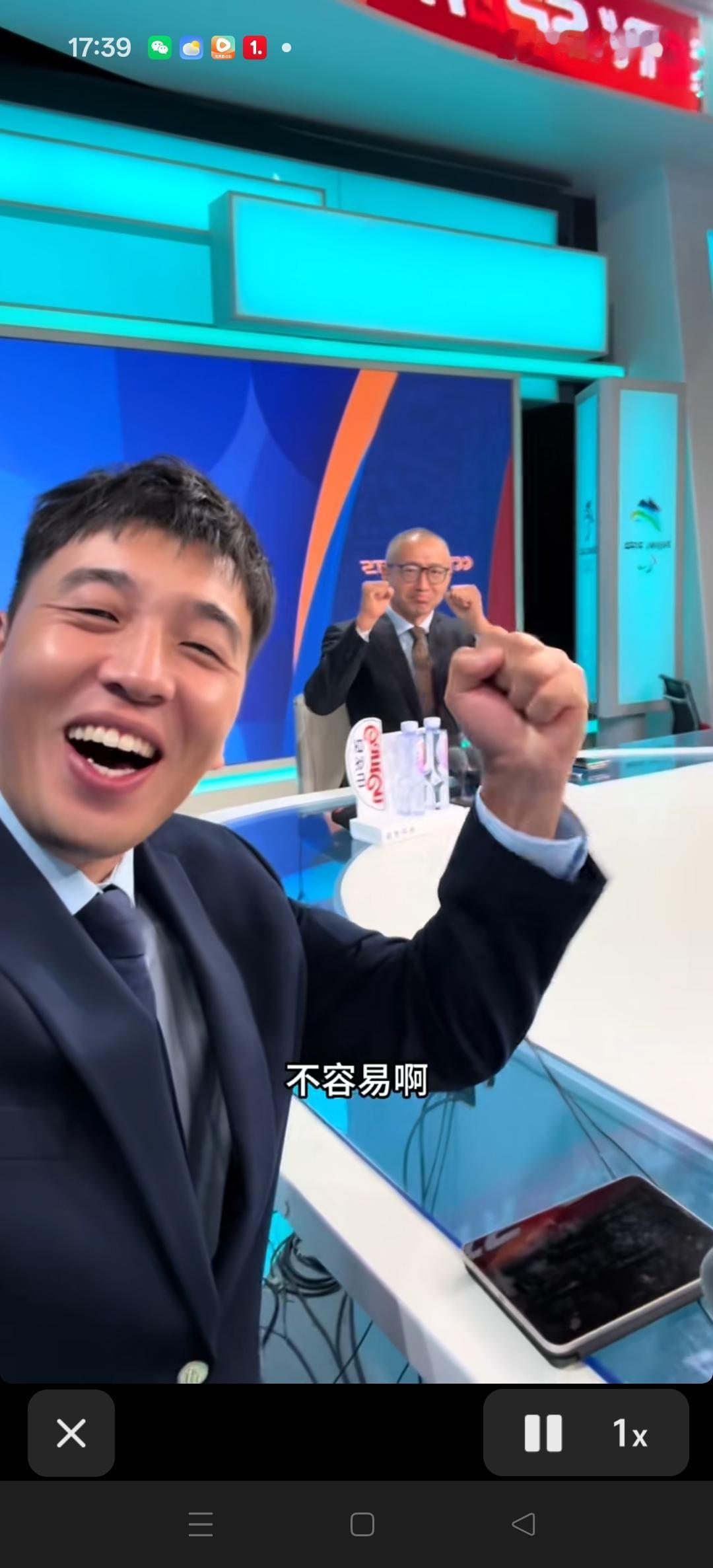 作为中国篮球人，解说席上的曾令旭，在看到中国男篮绝杀黎巴嫩后，高兴的像个孩子。