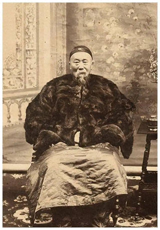 李鸿章官做得很大，官至直隶总督兼北洋大臣。性格却很火爆。研究者称他身上有一股“二