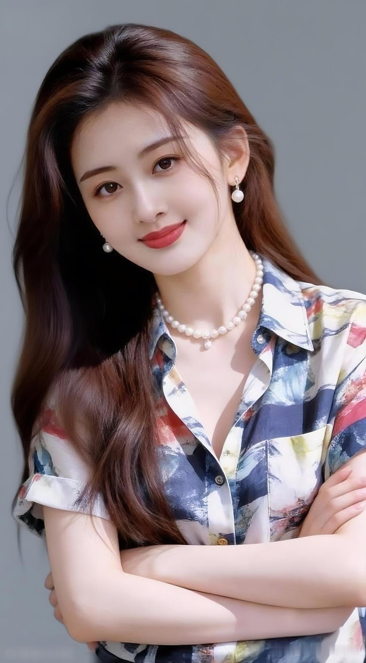 什么样的穿搭可以成为气质女神? 甜美少女风，珍珠耳环搭配彩色衬衫，元气满满！💖
