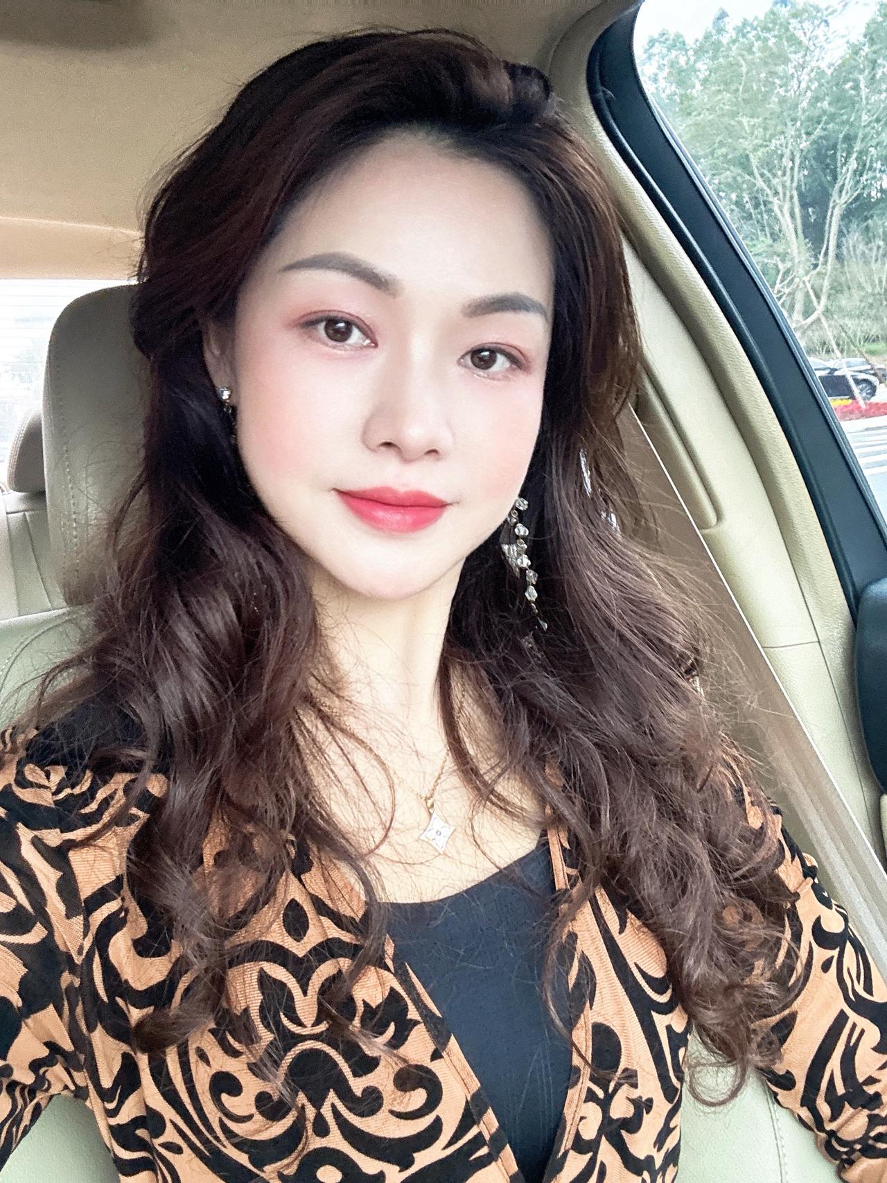 岁月匆匆忙忙，季节来来往往，好与不好，尽力就好，努力活成自己喜欢的样子。穿搭生活