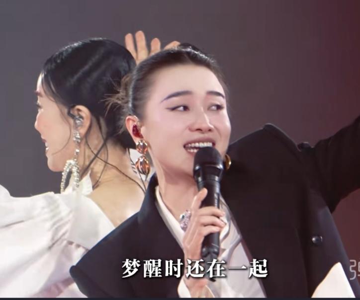 那英可能都没想到
第二场演唱会
居然是一个人干翻了一群人，只请了宋佳一个助阵嘉宾