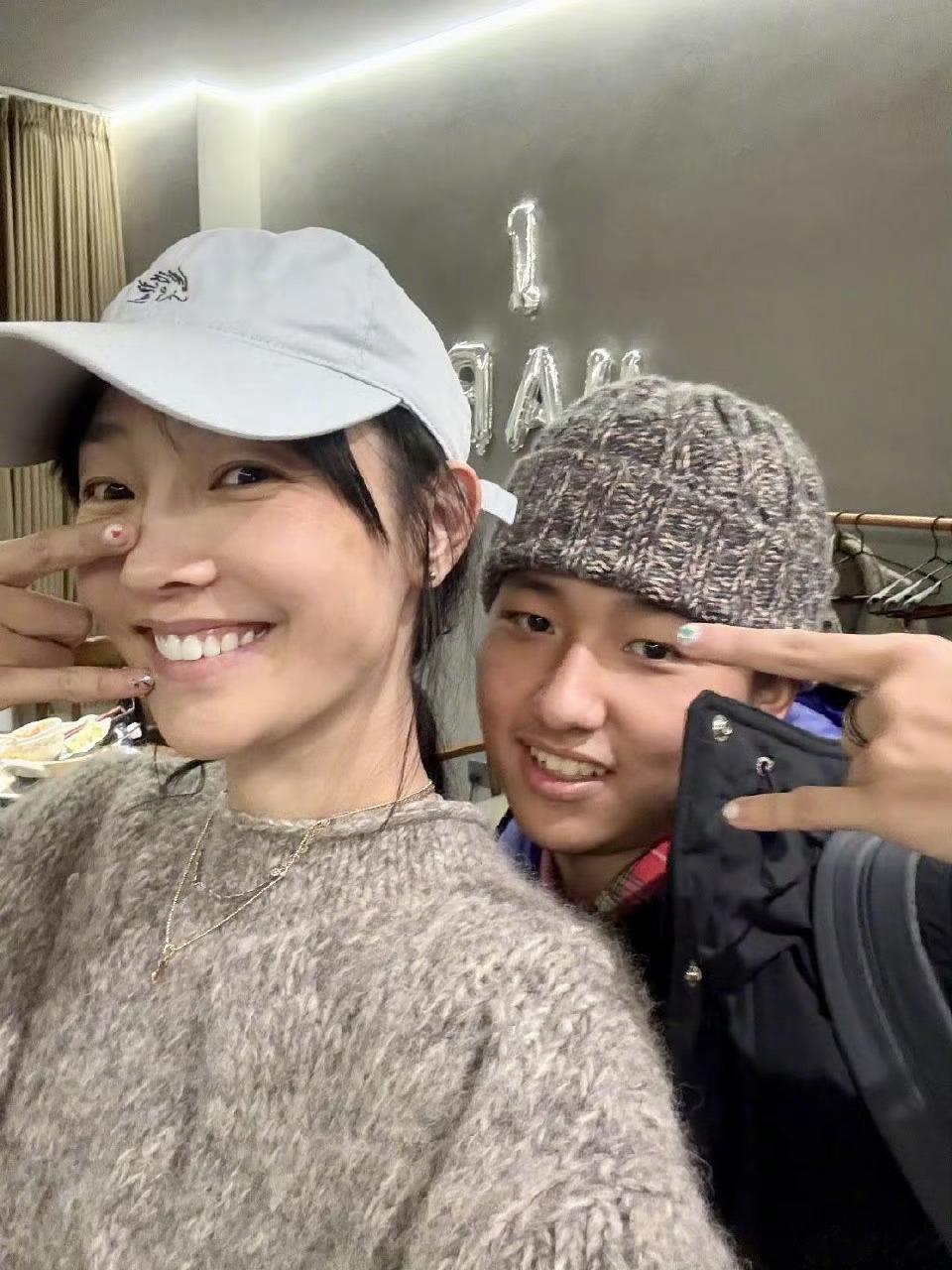 白百何晒与18岁元宝合照元宝都长这么大了 