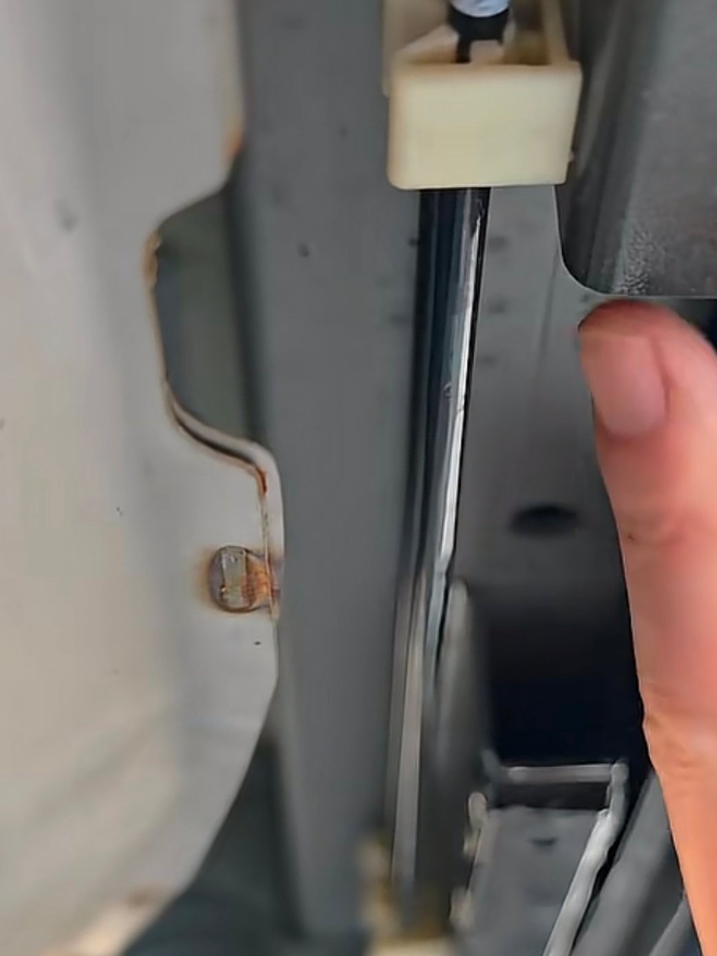 这不是车评人还没上市的时候拍的吗，新的不能在新的车啊，焊点已经生锈了