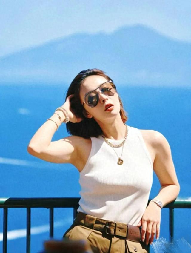 高叶穿白背心状态封神，难怪资本都偏爱她
 
高叶现在资源直接拉满，杂志、影视邀约