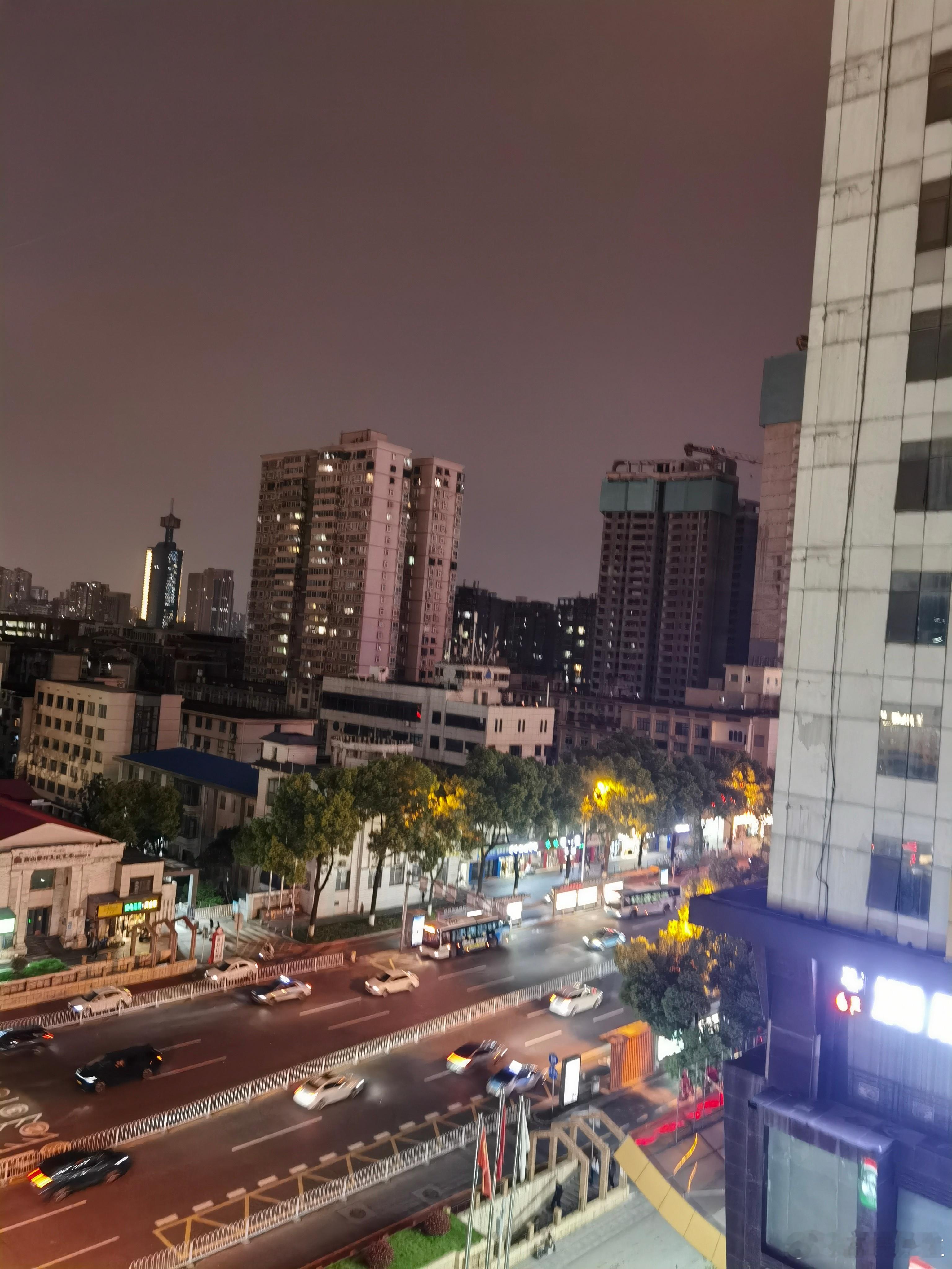 我于高处望灯火凭栏远眺，满城灯火如星垂平野，流光溢彩，映彻长街短巷。人间万户，一