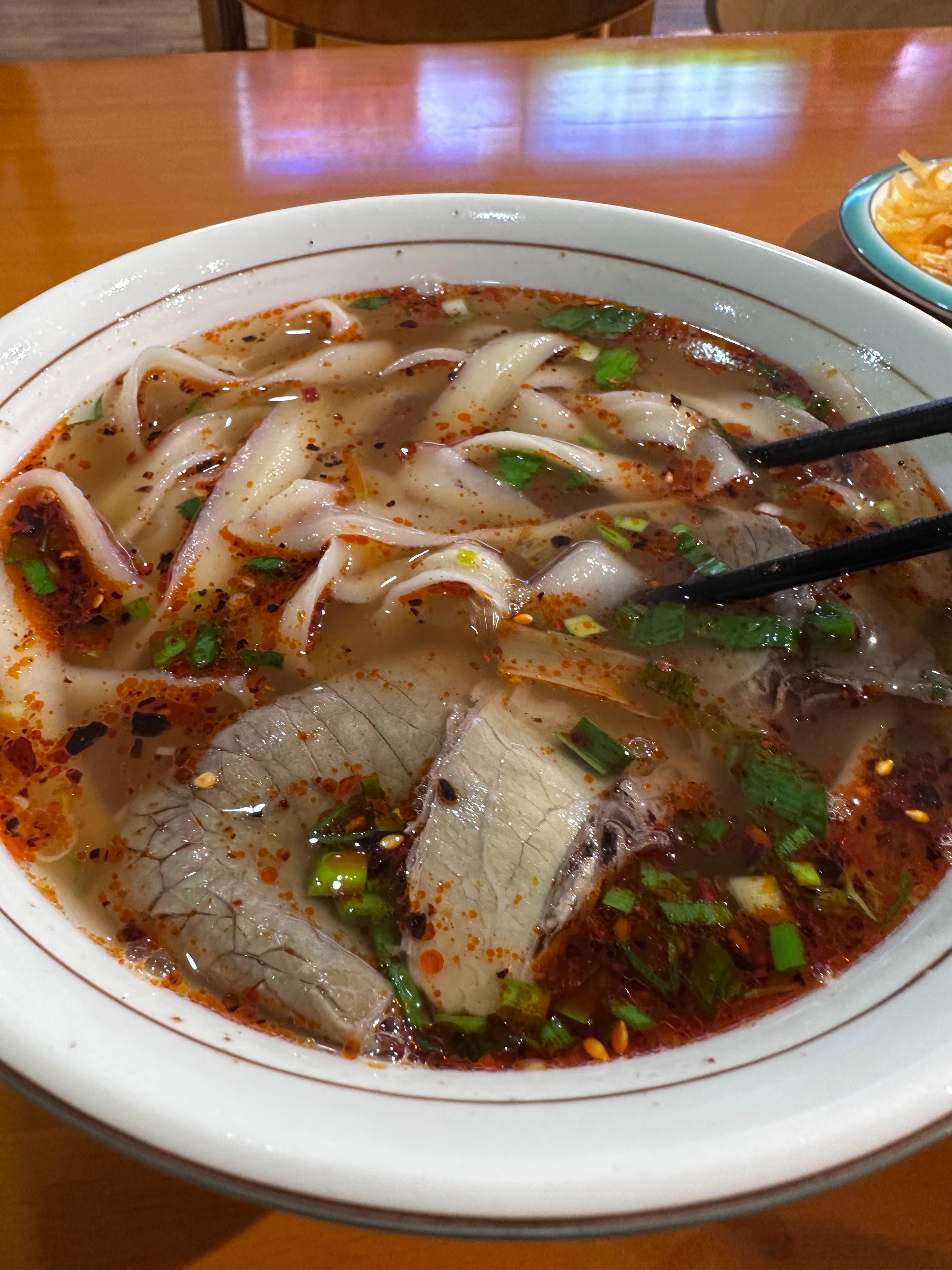 和朋友们准备去碳水之都西安，还没过安检我们都饿了，说去吃东西吧，上来后开始吃，大