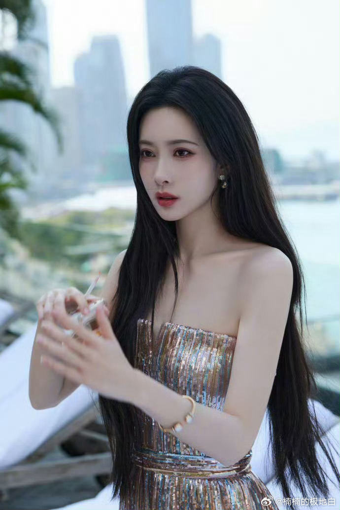 孟子义包场月鳞绮纪 内娱活人孟子义，包场《月鳞绮纪》尽显豪爽，为好友打call不