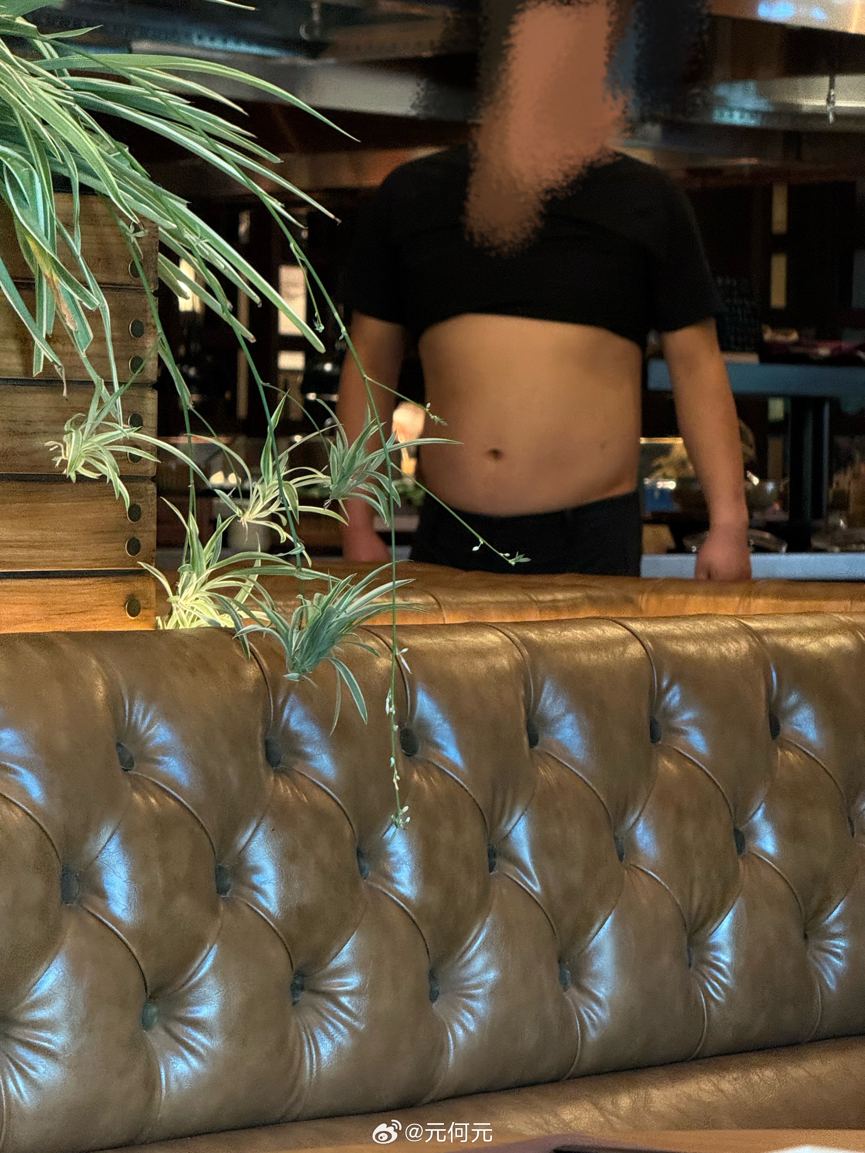 不理解为什么一定要霸衣服撩起来，是有腹肌吗？  ​​​