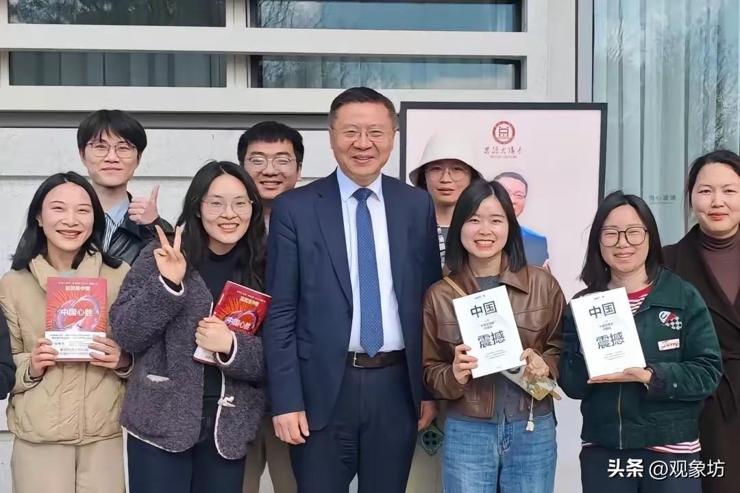 张维为四川行，粉丝手捧著作求签名，学者影响力可见一斑

近日，复旦大学特聘教授、