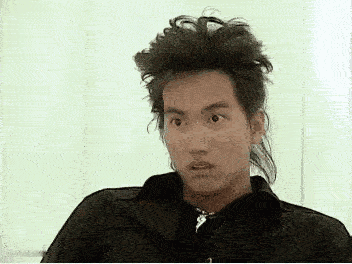 我要被这张动图笑死了！男主是超级富二代，杀马特造型，一身廉价衣装，从头到脚，包括