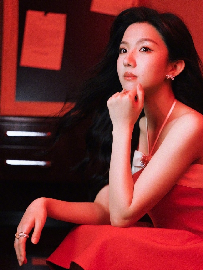 苏晓彤的红裙造型很曼妙 苏晓彤这次的红裙造型简直美出新境界，明艳如火，张扬似风，