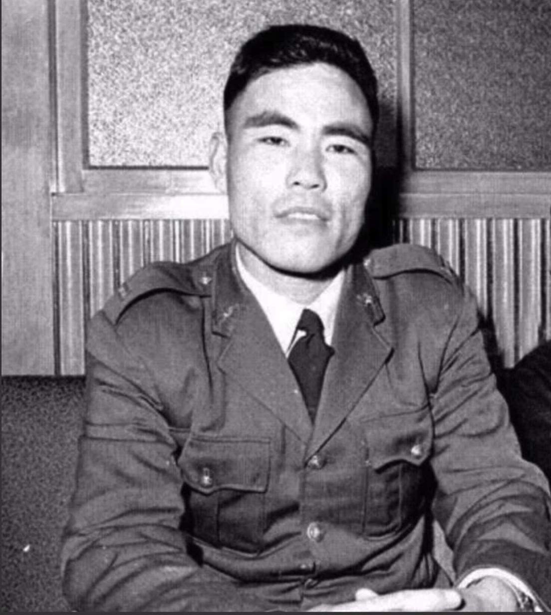 1990年，一名中国飞行员叛逃苏联。苏联答应送他去美国，蒙住他的眼。再睁眼时，他