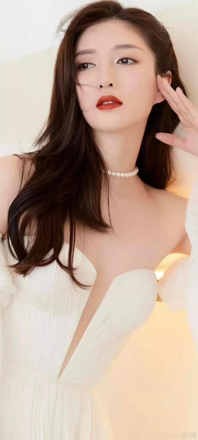 #娜扎 就担心我艳压你#江疏影：“我没去过泰国。”娜扎：“我上次去泰国你怎么不跟
