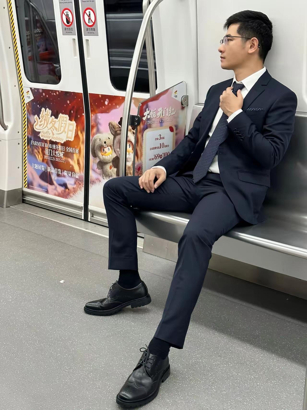 地铁上遇见这样精致的男子，五官端正，斯文有礼，西装革履，气质非凡，是你的菜吗？